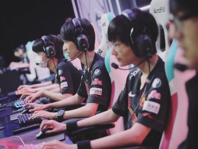 坚韧不拔地 坚韧不拔地